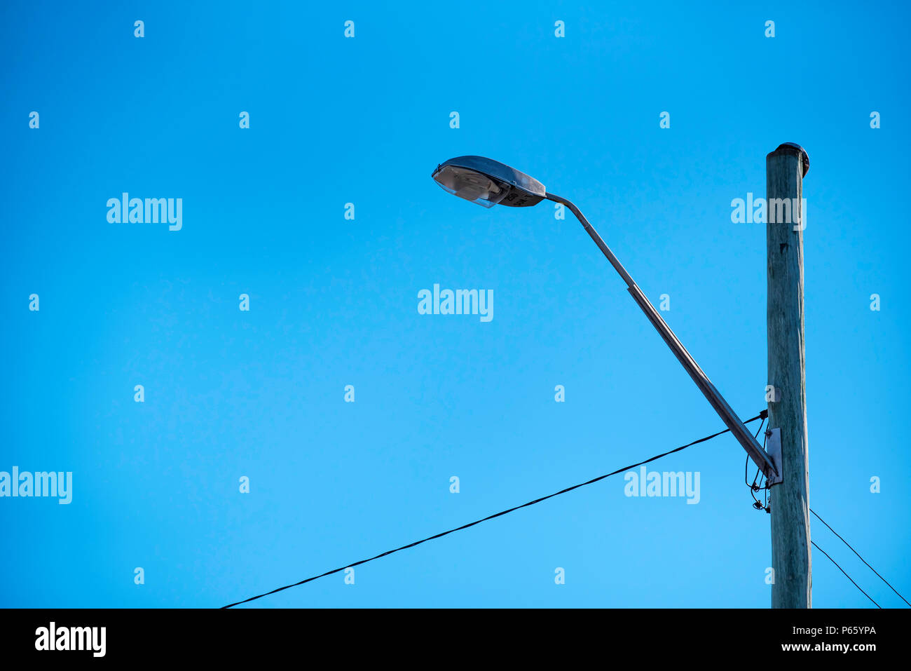 Eine australische Holz strom Strommast mit street Licht und und Kabel befestigt Stockfoto