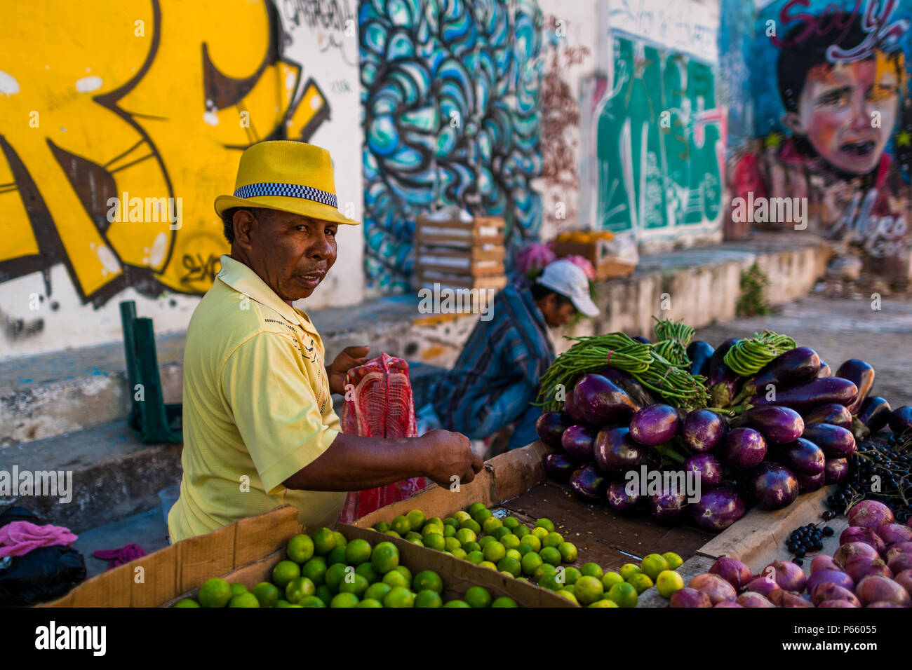 Ein kolumbianischer Anbieter verkauft Gemüse auf der Straße von Getsemaní, einem beliebten künstlerischen Umgebung in Cartagena, Kolumbien. Stockfoto