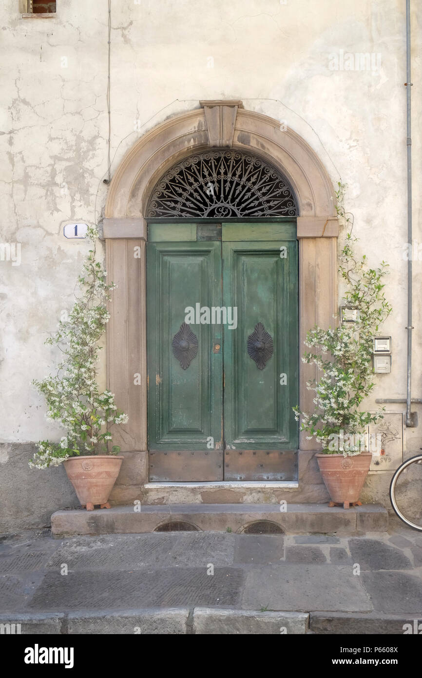 Wohn- tür Detail aus der mittelalterlichen Stadt Lucca, Toskana, Italien Stockfoto