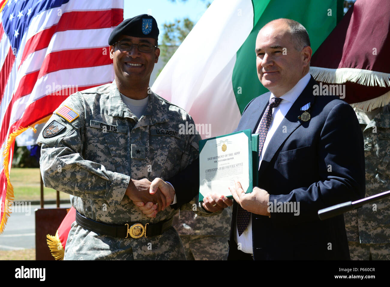 Von links, U.S. Army Brig. Gen. Norvell V. Blässhühner, Commander, Regional Health Befehl Europa und Befehl Chirurg, der US-Army in Europa und Oberstleutnant (im Ruhestand) Vittorio Biondi während der Deaktivierung Zeremonie der US-Armee Gesundheit Clinic-Livorno im Camp Darby, Italien, 3. Mai 2016. (Foto von Elena Baladelli/freigegeben) Stockfoto