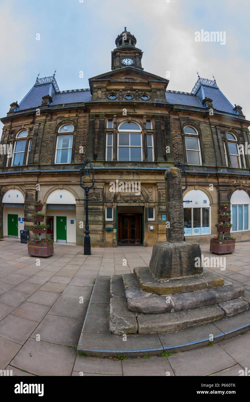 Buxton Rathaus und Market Cross, Derbyshire, Fischaugenobjektiv Stockfoto