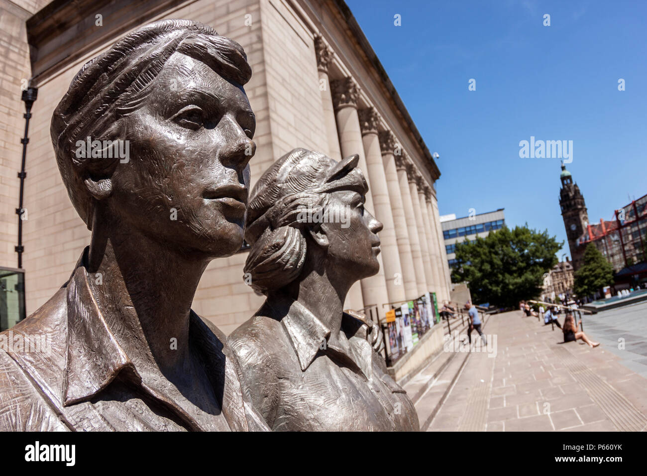 Frauen aus Stahl Bronze Skulptur, Köpfe, die Ehre der Frauen von Sheffield, die in der Stahlindustrie WWI & WWII mit Rathaus & Rathaus gearbeitet Stockfoto