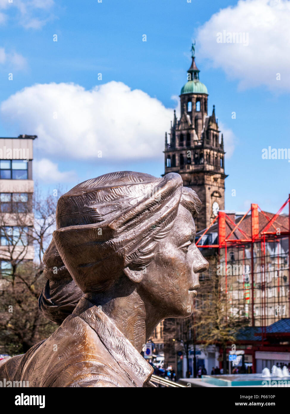 Frauen aus Stahl, close-up der Köpfe, Bronze Skulptur zum Gedenken an die Frauen von Sheffield, die in der Stahlindustrie während des Ersten Weltkrieges&WW2 Stockfoto