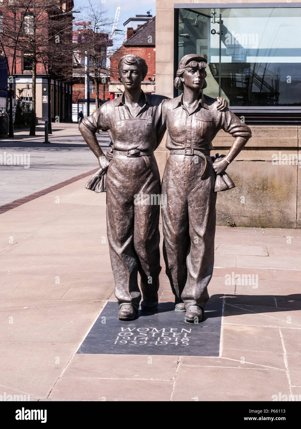 Frauen aus Stahl, Bronze Skulptur zum Gedenken an die Frauen von Sheffield, die in der Stahlindustrie im zweiten Weltkrieg 1 & WWII gearbeitet Stockfoto