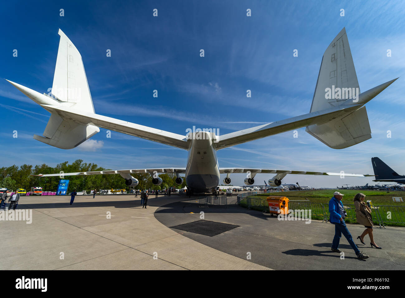 BERLIN - April 27, 2018: Twin Tail der strategischen Lufttransport Frachtflugzeug Antonov An-225 Mriya. Close-up. Ausstellung die ILA Berlin Air Show 2018 Stockfoto