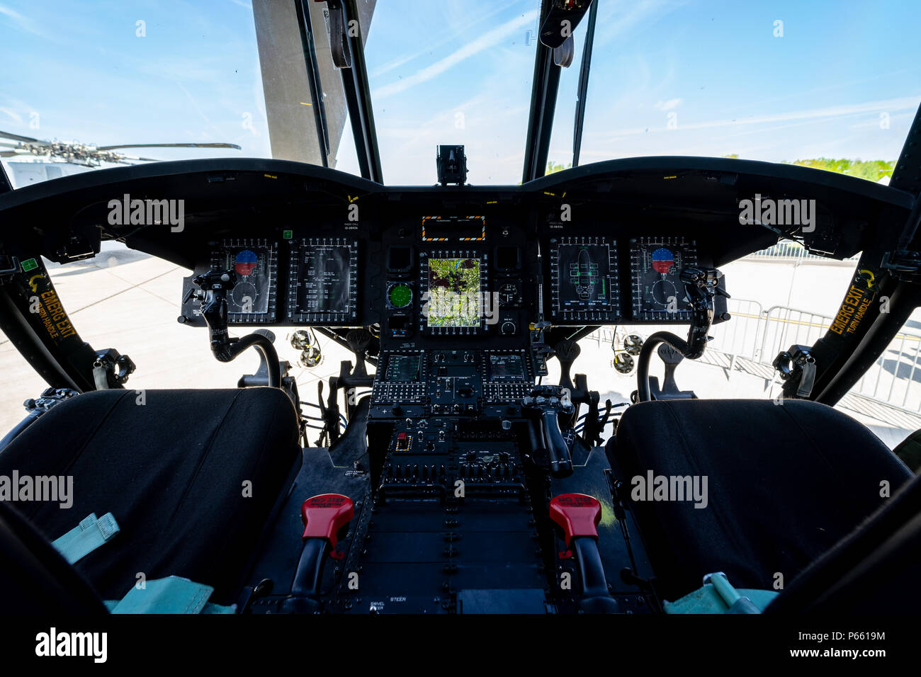 BERLIN, DEUTSCHLAND - 27. APRIL 2018: Cockpit der Transporthubschrauber Boeing CH-47 Chinook. US-Armee. Ausstellung die ILA Berlin Air Show 2018 Stockfoto