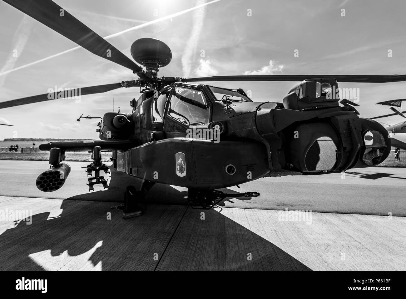 BERLIN, DEUTSCHLAND - 27. APRIL 2018: Kampfhubschrauber Boeing AH-64D Apache Longbow. US-Armee. Schwarz und Weiß. Ausstellung die ILA Berlin Air Show 2018 Stockfoto