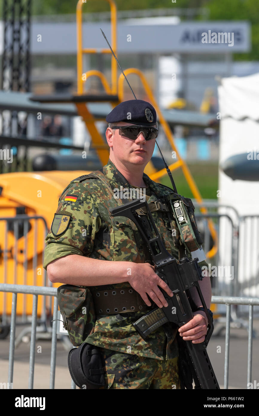 BERLIN, 27. APRIL 2018: Soldat der Militärpolizei der Bundeswehr in Deutschland. Ausstellung die ...