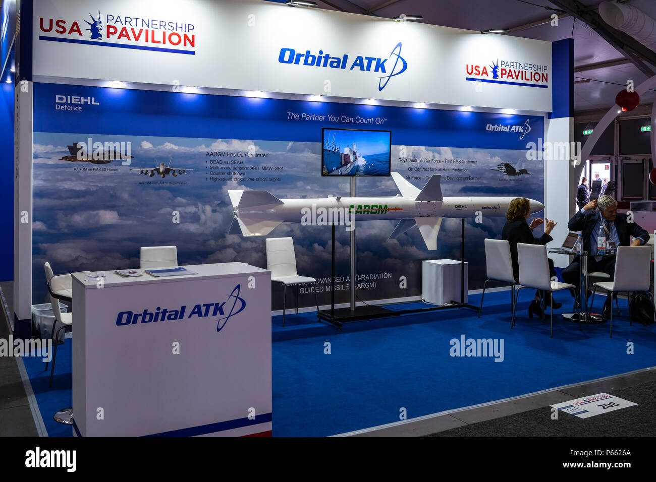 Pavillon 'Defense und Sicherheit", stand von Orbital ATK Inc. amerikanische Hersteller für Luft- und Raumfahrt- und Verteidigungsindustrie. Stockfoto