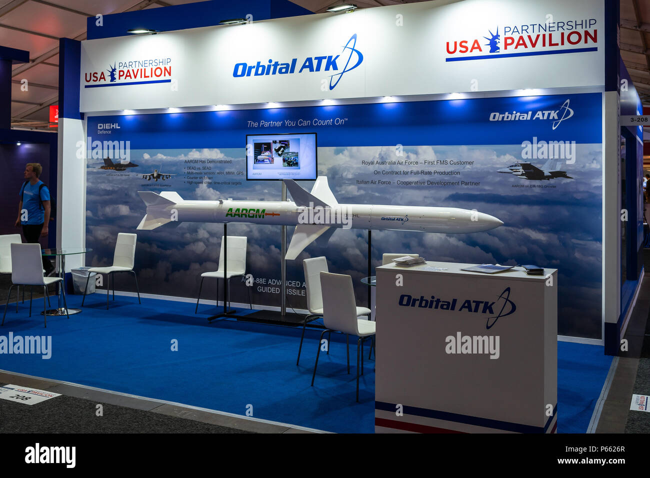 Pavillon 'Defense und Sicherheit", stand von Orbital ATK Inc. amerikanische Hersteller für Luft- und Raumfahrt- und Verteidigungsindustrie. Stockfoto