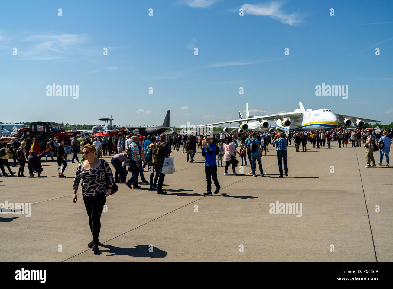 Die Besucher der Ausstellung auf dem Flugplatz. Im Hintergrund, strategischen Lufttransport Frachtflugzeug Antonov An-225 Mriya. Stockfoto