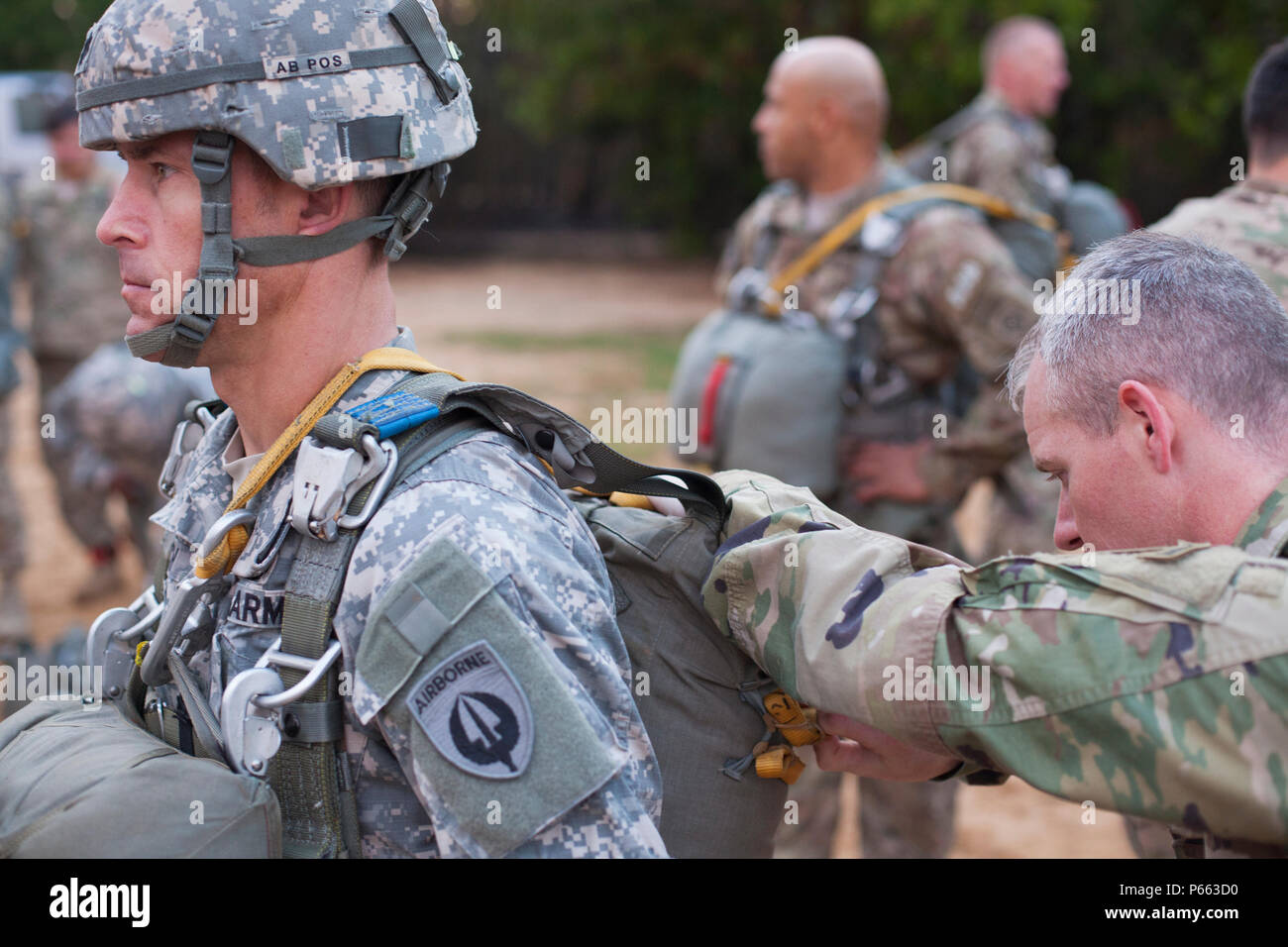 Oberstleutnant Brian Ettrich des Army Special Operations Aviation Befehl (ARSOAC) erhält seine Jumpmaster persönliche Inspektion von SSG Darren Peterson der 3 Special Forces Group, bevor ein Betrieb in Fort Bragg, N.C., 5. Mai 2016. ARSOAC und die U.S. Army Special Operations Command (USASOC) wurden Hosting ein Sprung von einem UH-60 Blackhawk zu gedenken Gesetz Tag und Währung in der kontingenz Missionen zu erhalten. (U.S. Armee Foto von SPC. Rachel Diehm/Freigegeben) Stockfoto