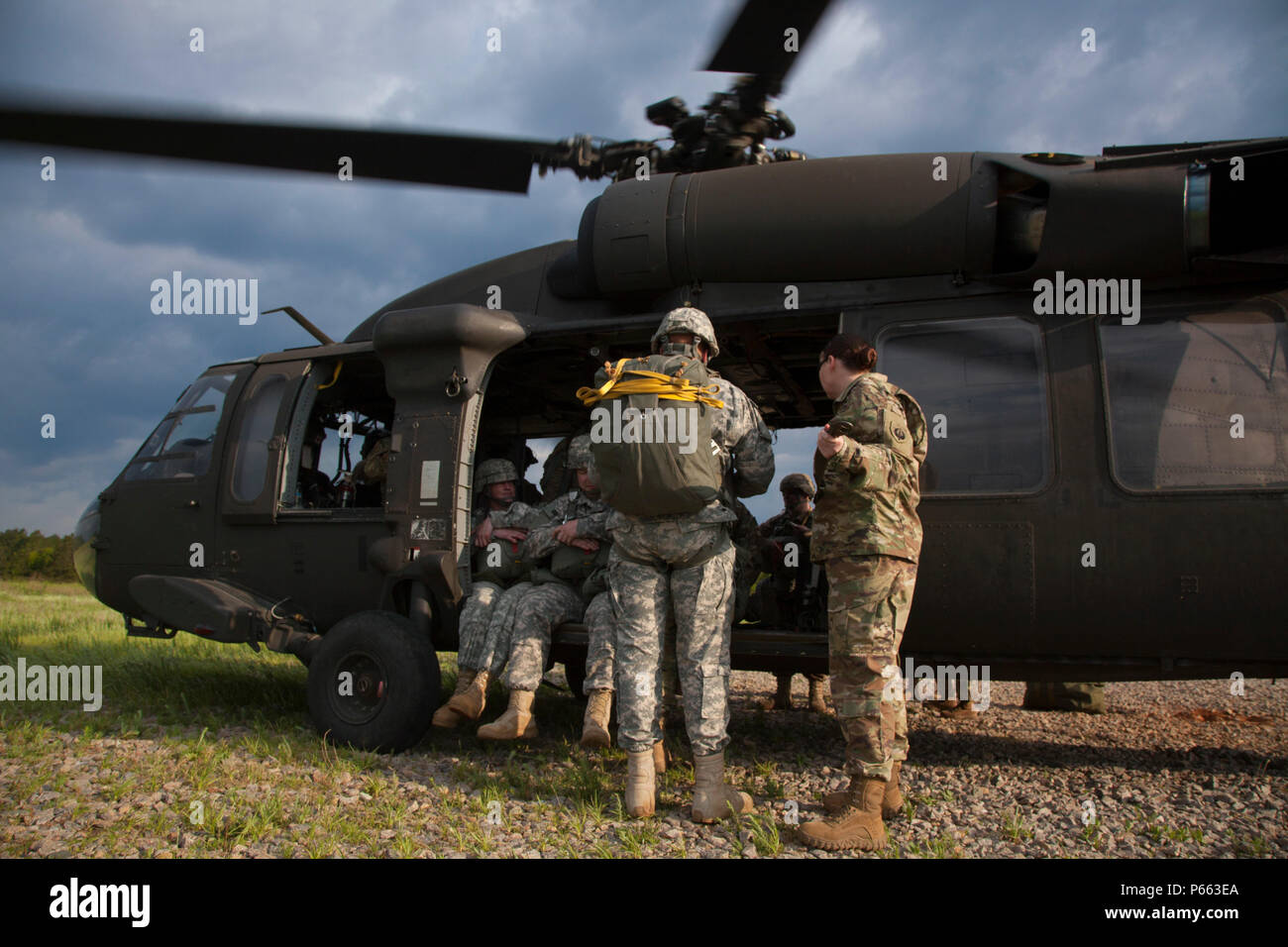 Us-Armee Fallschirmjäger Board ein Flugzeug für einen Betrieb auf dem St.Mere-Eglise Drop Zone in Fort Bragg, N.C., 5. Mai 2016. Die U.S. Army Special Operations Command und der Army Special Operations Aviation Befehl wurden Hosting ein Sprung von einem UH-60 Blackhawk zu gedenken Gesetz Tag und Währung in der kontingenz Missionen zu erhalten. (U.S. Armee Foto von SPC. Rachel Diehm/Freigegeben) Stockfoto