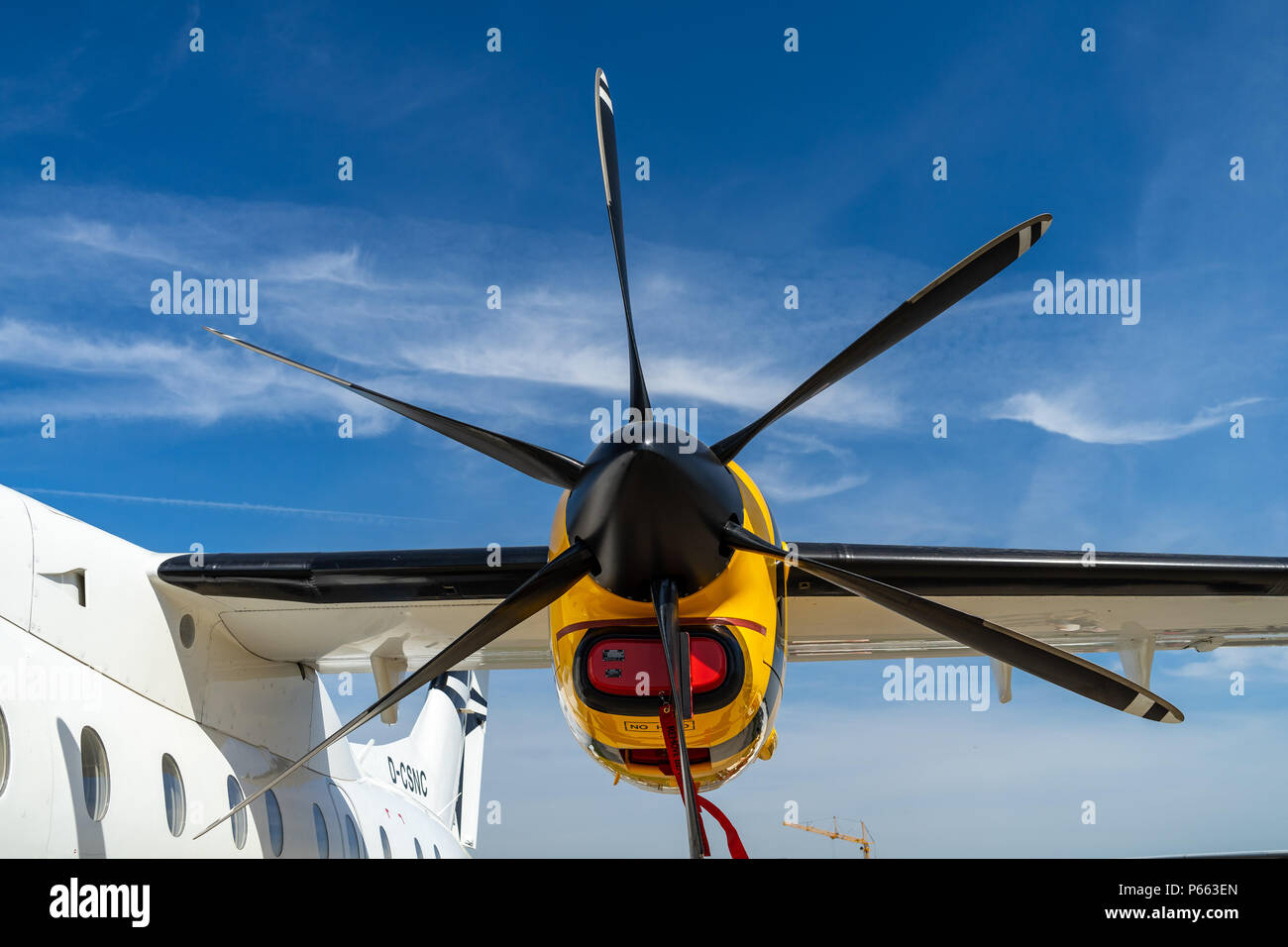 BERLIN, 28. APRIL 2018: Motor einer Turboprop - Commuter airliner Dornier 328-110, closeup angetrieben. Ausstellung die ILA Berlin Air Show 2018. Stockfoto