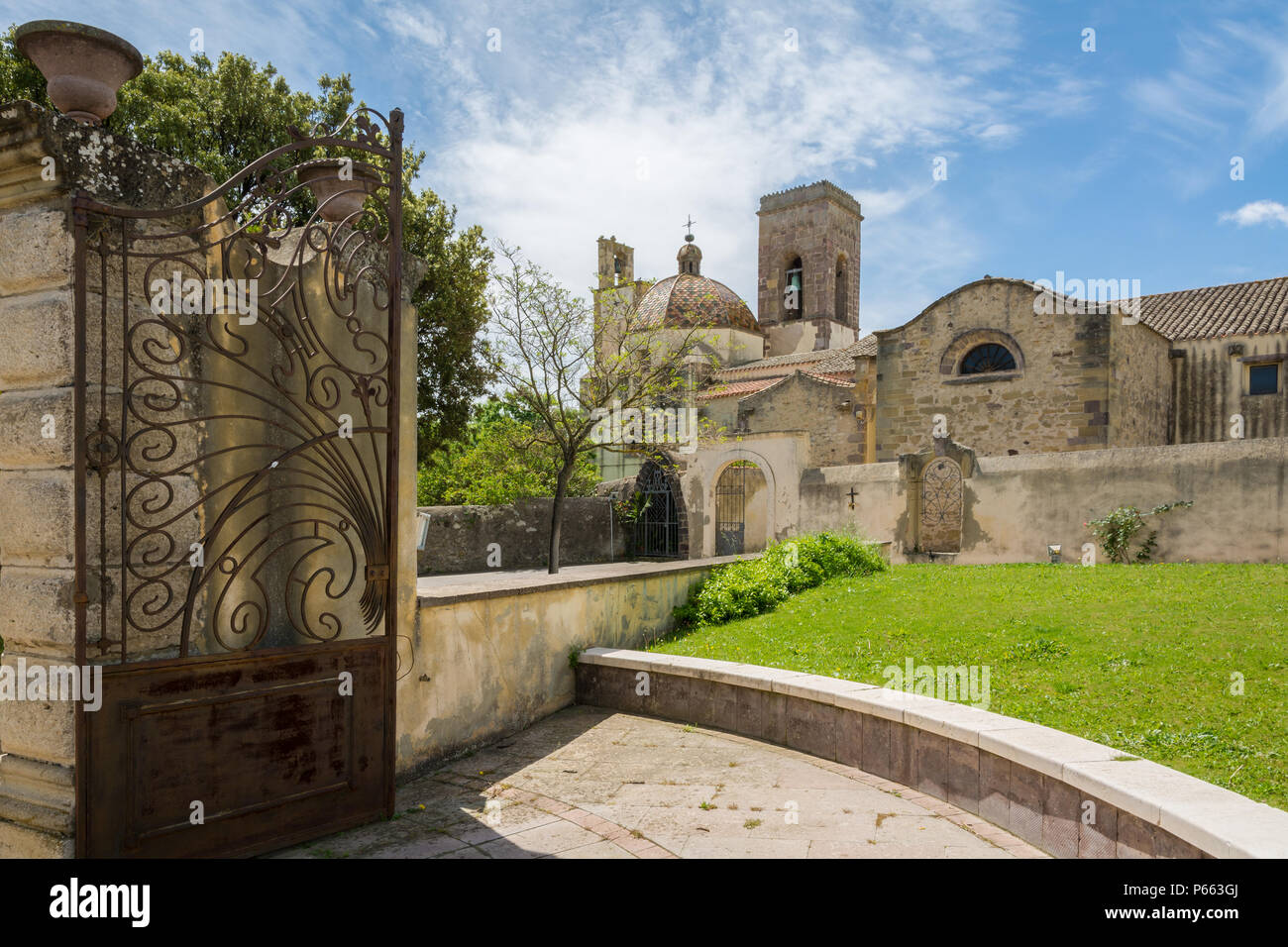 Die Kirche der Unbefleckten Empfängnis in Barumini, Sardinien, Italien. Die Kirche, die aus dem 16. Jahrhundert in spätgotischen Formen errichtet. Stockfoto