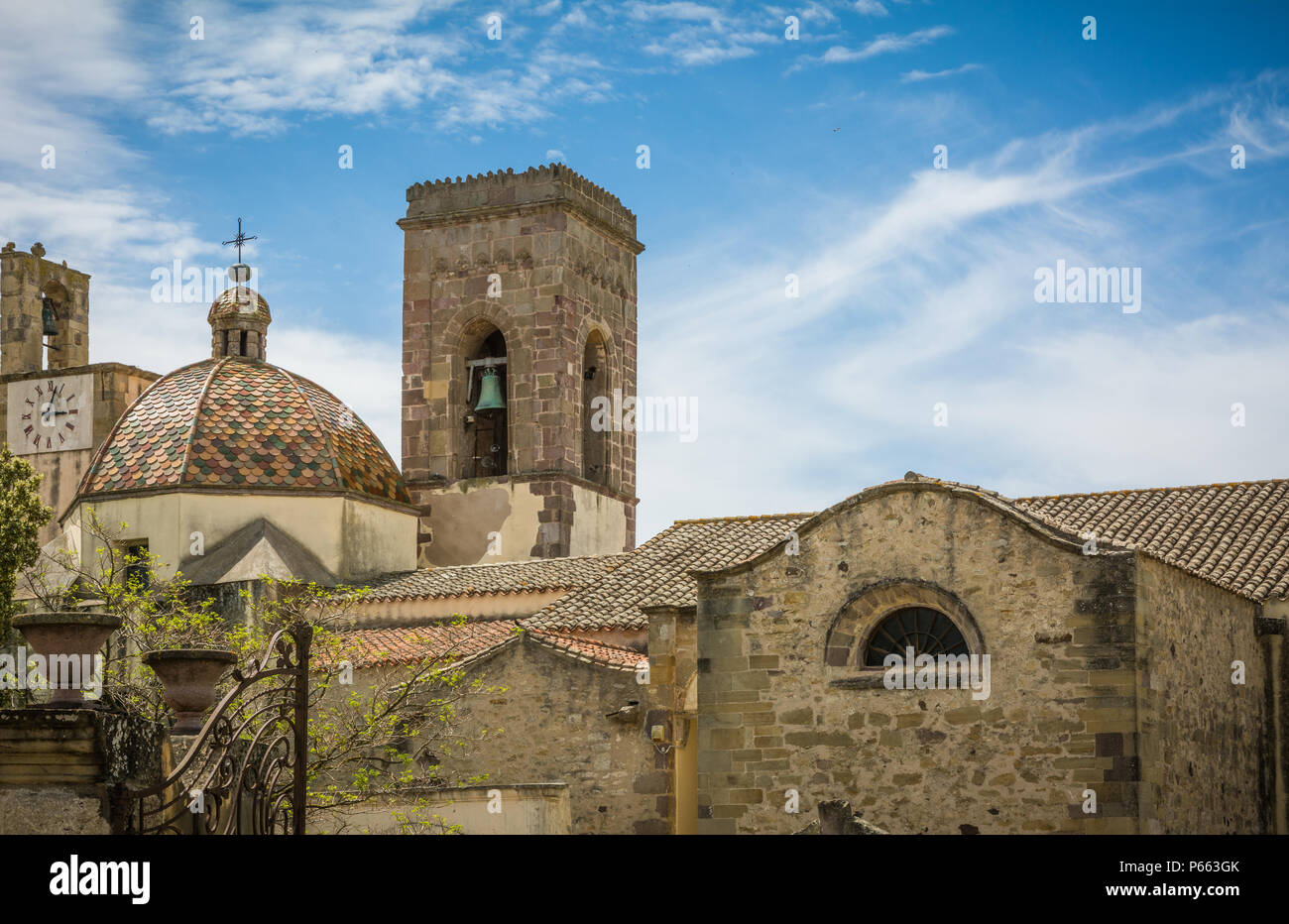 Die Kirche der Unbefleckten Empfängnis in Barumini, Sardinien, Italien. Die Kirche, die aus dem 16. Jahrhundert in spätgotischen Formen errichtet. Stockfoto