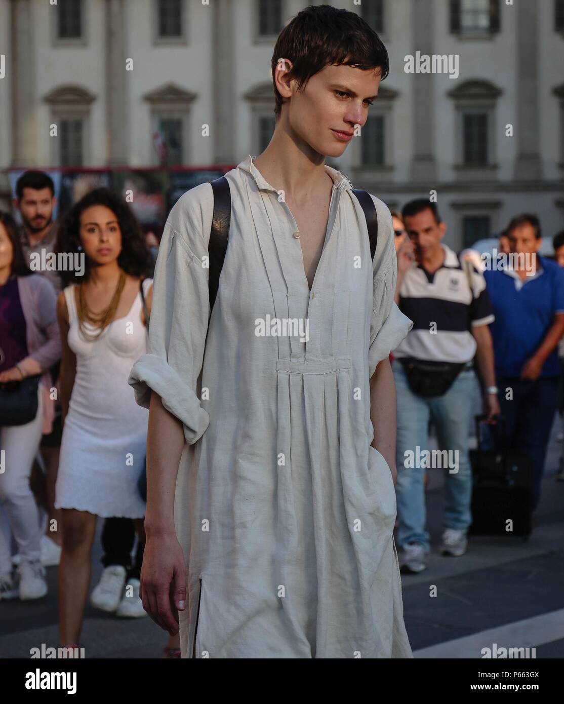 Mailand, Italien. 15 Juni, 2018. Mailand - 15 Juni 2018 Modell Saskia De Brauw auf der Straße während der Mailand Fashion Week: Mauro Del Signore/Pacific Press/Alamy leben Nachrichten Stockfoto