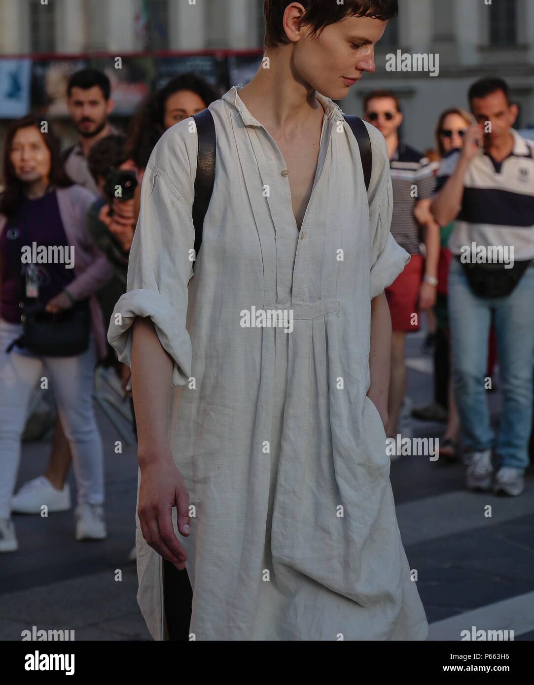 Mailand, Italien. 15 Juni, 2018. Mailand - 15 Juni 2018 Modell Saskia De Brauw auf der Straße während der Mailand Fashion Week: Mauro Del Signore/Pacific Press/Alamy leben Nachrichten Stockfoto