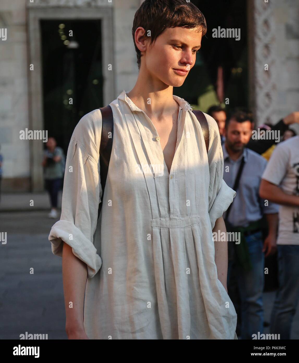 Mailand, Italien. 15 Juni, 2018. Mailand - 15 Juni 2018 Modell Saskia De Brauw auf der Straße während der Mailand Fashion Week: Mauro Del Signore/Pacific Press/Alamy leben Nachrichten Stockfoto