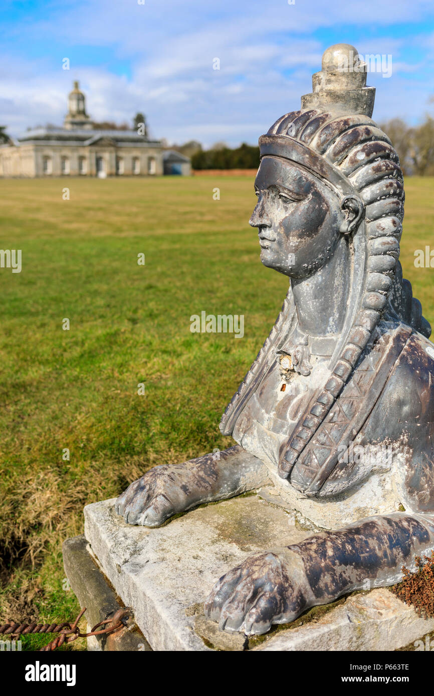 Zierpflanzen sphinx Statue an Hopetoun House Stockfoto