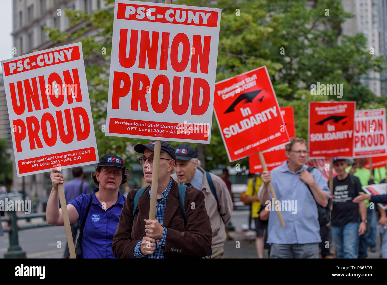 New York, Vereinigte Staaten. 27 Juni, 2018. Gewerkschaftsaktivisten statt Notfall Protest in Foley Square in Manhattan, der Heimat der Gerichte des Bundes und der Länder am 27. Juni 2018. Die Arbeiter Kundgebung, um zu zeigen, dass ihre Gewerkschaften nicht durch Versuche, ihre kollektive Macht zu zerstören, eingeschüchtert werden. Am Vormittag hatte sich der Oberste Gerichtshof gegen Gewerkschaften und alle arbeitenden Menschen in der Janus v. AFSCME Fall. Umkippen 40 Jahre Präzedenzfall. Credit: Erik McGregor/Pacific Press/Alamy leben Nachrichten Stockfoto