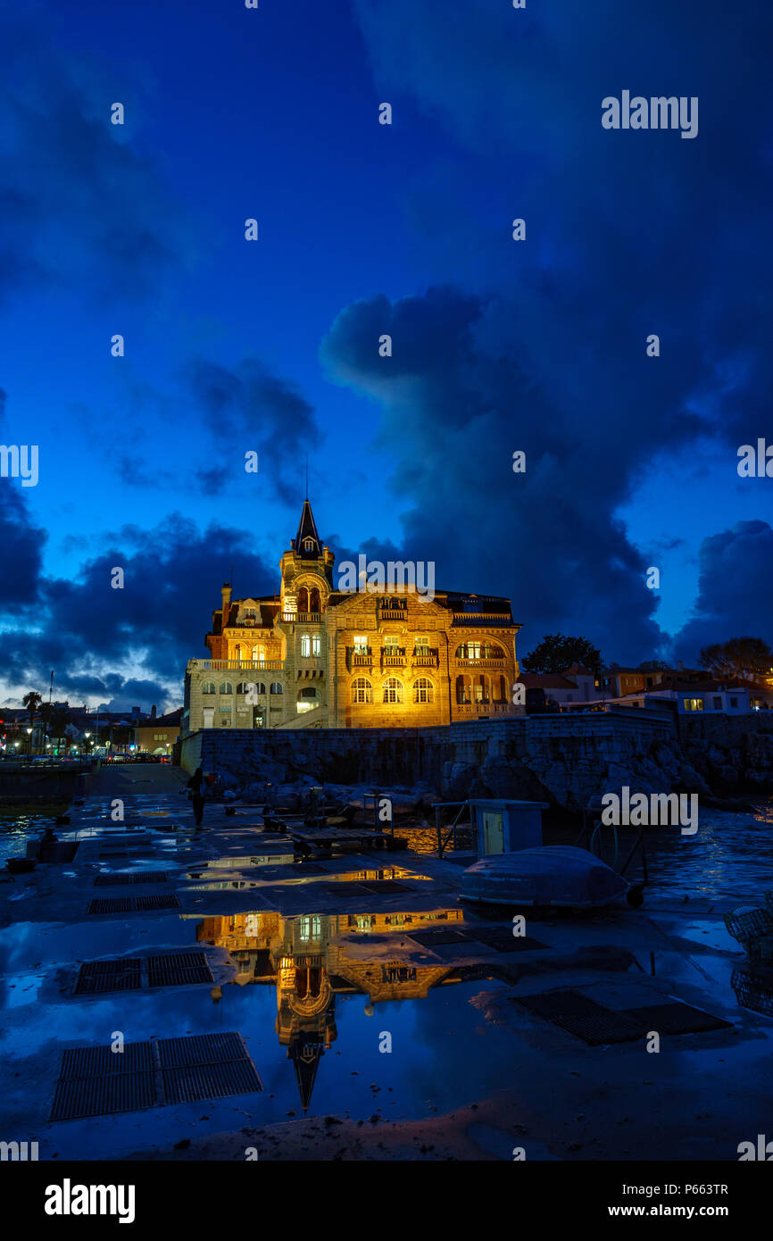 Cascais mit Navy Gebäude in der Abenddämmerung mit Licht, vertikalen Zusammensetzung Stockfoto