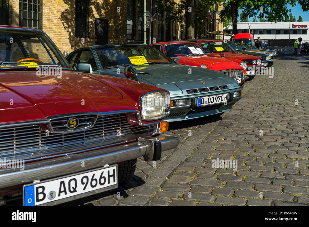 BERLIN - Mai 06, 2018: Verschiedene retro Autos stehen in einer Reihe auf der Straße. Ausstellung 31 Berlin-Brandenburg Oldtimer Tag Stockfoto