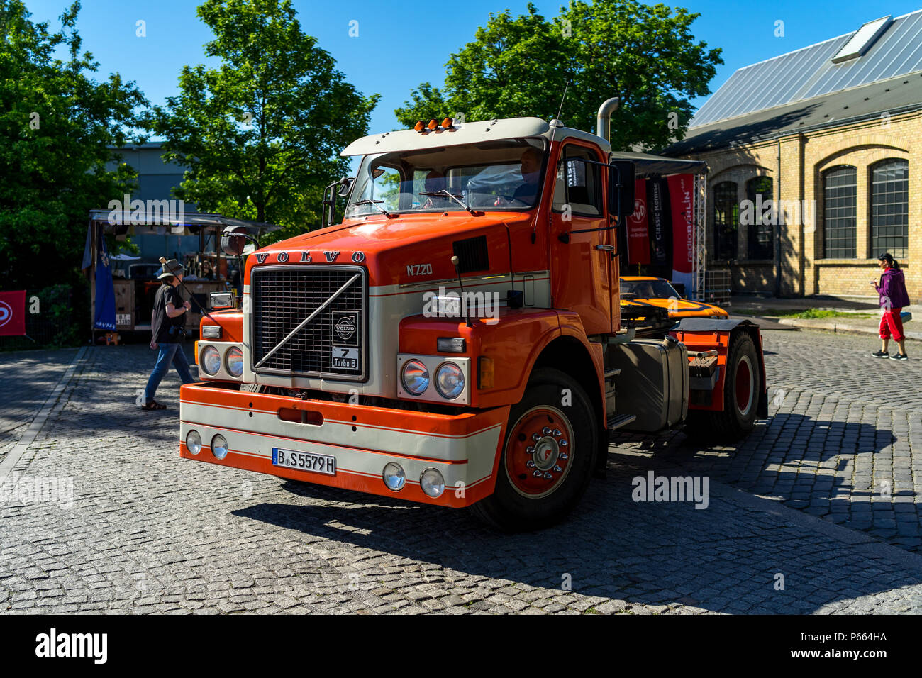 BERLIN - Mai 06, 2018: Volvo Truck N720, 1976. Ausstellung 31. Oldtimertage Berlin-Brandenburg (31 Berlin-Brandenburg Oldtimer Tag). Stockfoto