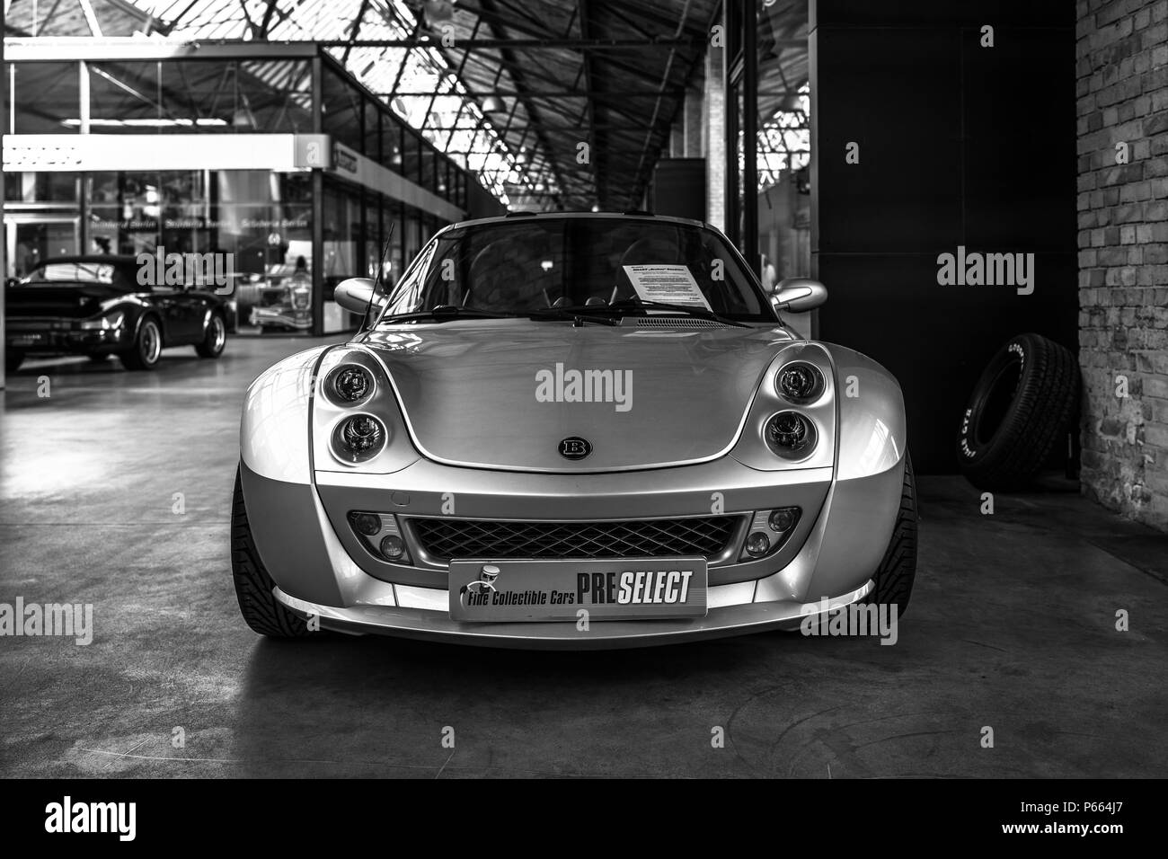 Sportwagen Smart Roadster Brabus, 2004. Schwarz und Weiß. Ausstellung 31. Oldtimertage Berlin-Brandenburg (31 Berlin-Brandenburg Oldtimer Tag). Stockfoto