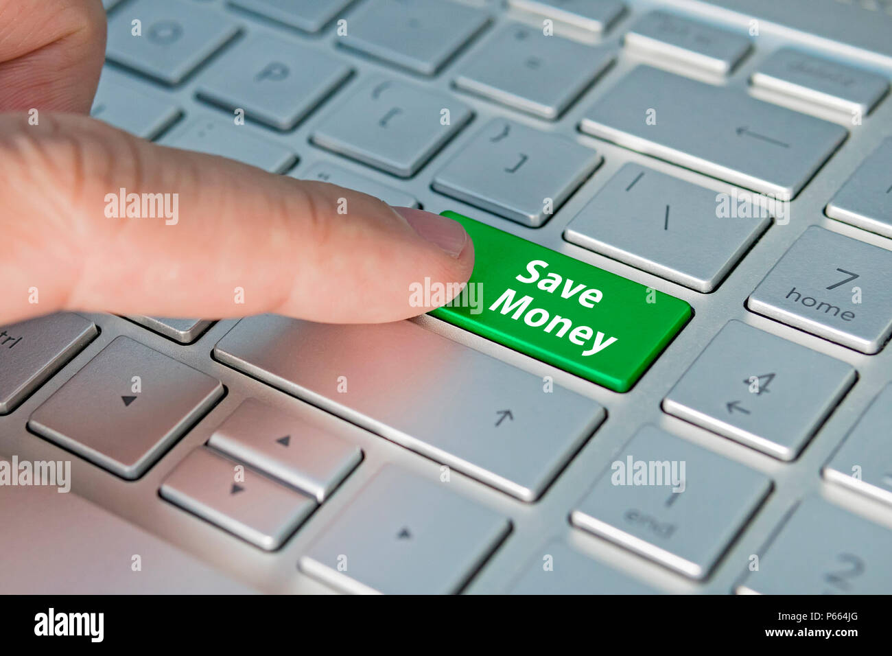 Computer Tastatur Konzept: Hand drücken der grünen ZEIT ZU INVESTIEREN Tastatur Taste. nscriptions Geld sparen. die grüne Taste. Stockfoto