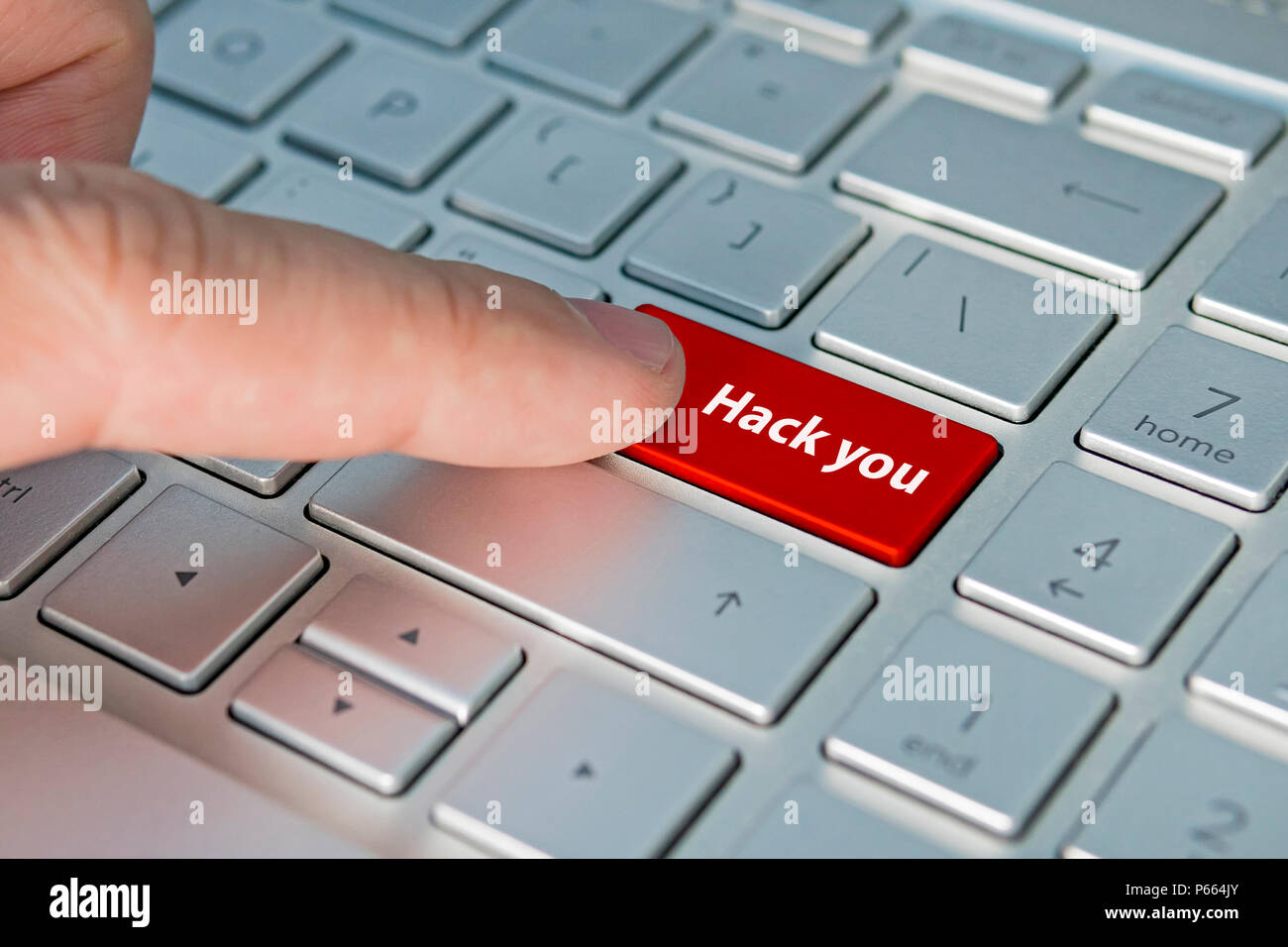 Hacking Zahlungen System durch Hacker auf dem Computer Laptop. Zahlung Sicherheitskonzept. In Schwarz gehackt. Inschriften auf der Tastatur, rote Taste Sie hack. Dan Stockfoto