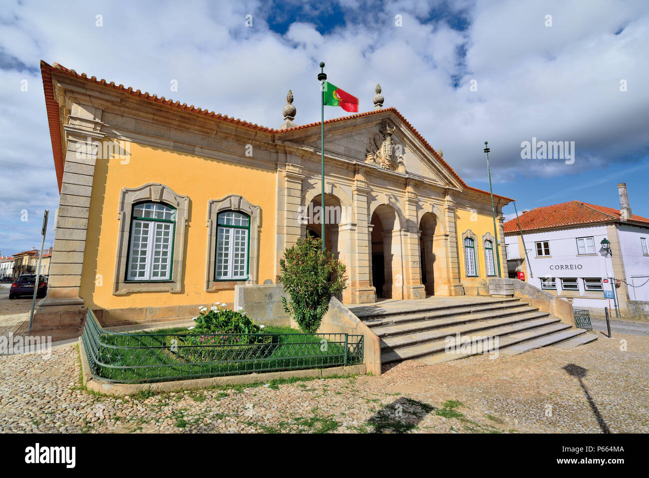 Historische Gebäude des Rates Haus mit portugiesischer Flagge in Almeida Stockfoto