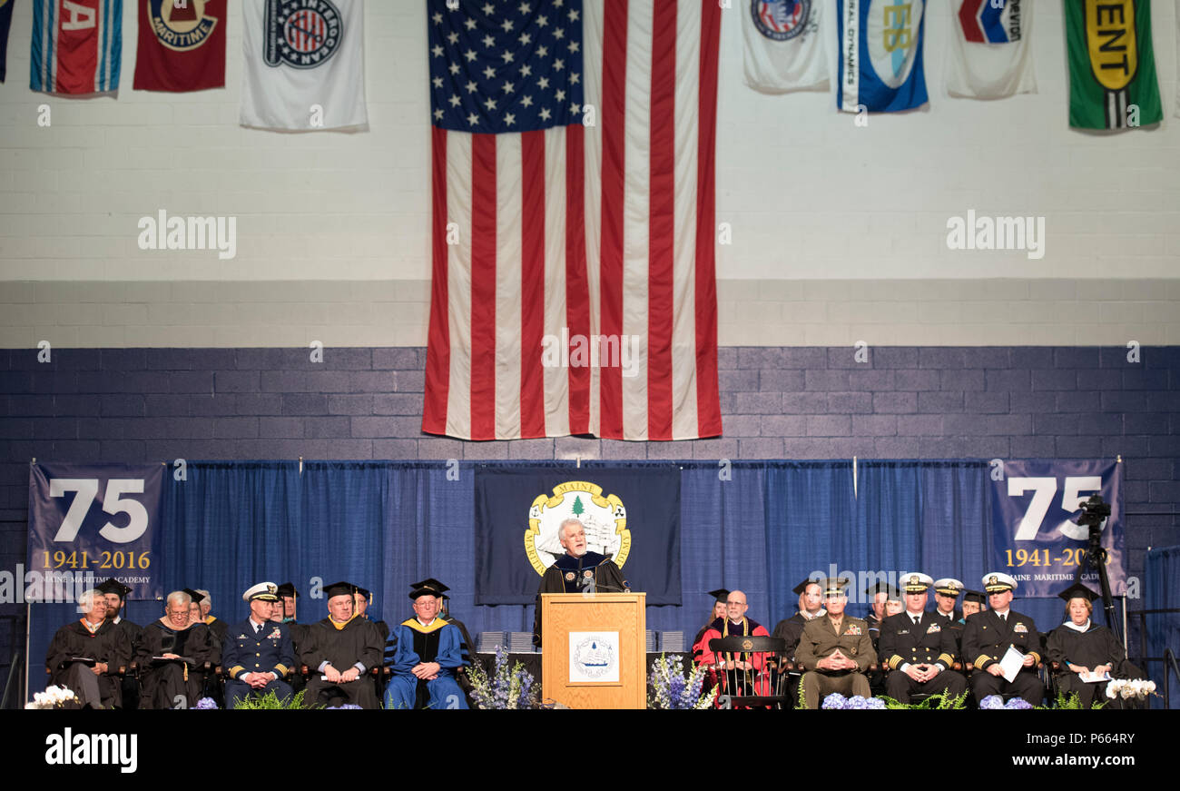 Dr. William J. Brennan, Präsident der Maine Maritime Academy, stellt Marine Gen. Joseph F. Dunford, Vorsitzender des Generalstabs, als keynote speaker Der 2016 Maine Maritime Academy Beginn an Alexander Field House, Mai 7., 2016. DoD Foto von Marine Petty Officer 2nd class Dominique A. Pineiro Stockfoto