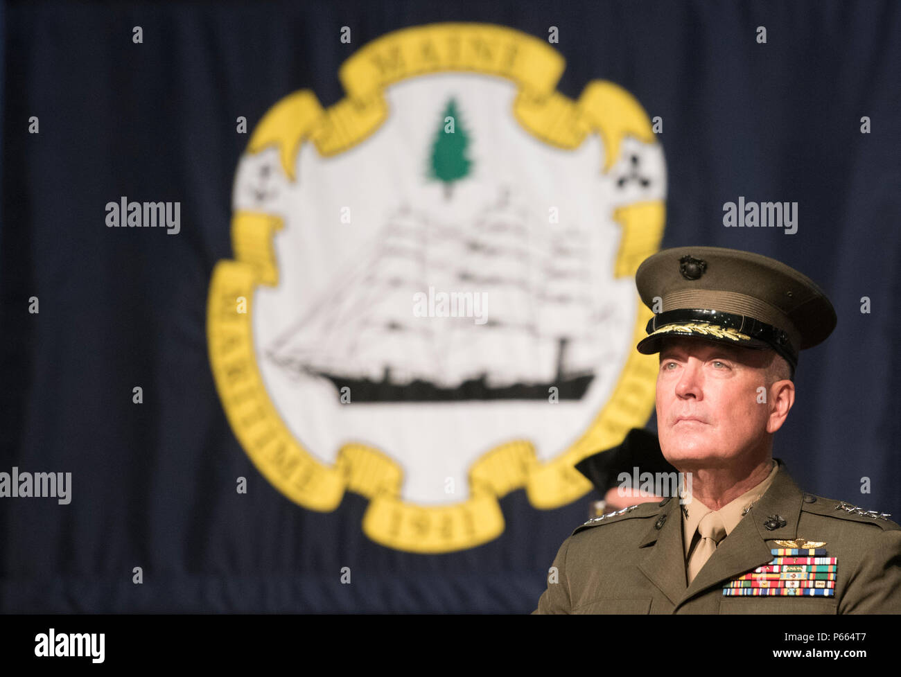 Marine Gen. Joseph F. Dunford, Vorsitzender des Generalstabs, hört zu, Dr. William J. Brennan, Präsident der Maine Maritime Academy, bevor Sie Erläuterungen als Keynote Speaker an den 2016 Maine Maritime Academy Beginn an Alexander Field House, Mai 7., 2016. DoD Foto von Marine Petty Officer 2nd class Dominique A. Pineiro Stockfoto