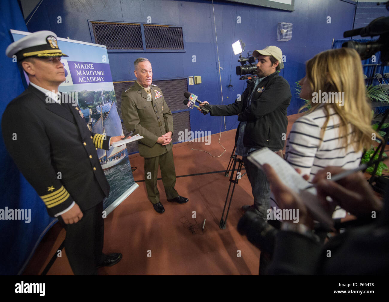 Marine Gen. Joseph F. Dunford, Vorsitzender des Generalstabs, wird von den lokalen Medien nach der Maine 2016 Maine Maritime Academy Beginn an Alexander Field House, 7. Mai 2016 befragt. Dunford diente als Hauptredner der Veranstaltung. DoD Foto von Marine Petty Officer 2nd class Dominique A. Pineiro Stockfoto