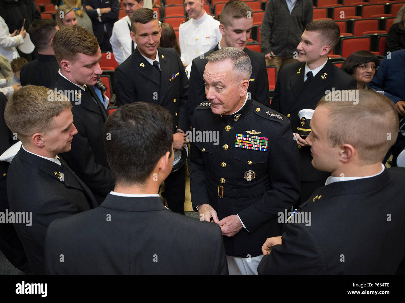 Marine Gen. Joseph F. Dunford, Jr., Vorsitzender des Generalstabs, spricht mit Maine Maritime Academy Naval ROTC midshipmen Nach einer Inbetriebnahme Zeremonie, Mai 7., 2016. Neun US-Navy Fähnriche und eine US Marine Corps 2. Leutnants wurden in Betrieb genommen. DoD Foto von Marine Petty Officer 2nd class Dominique A. Pineiro Stockfoto