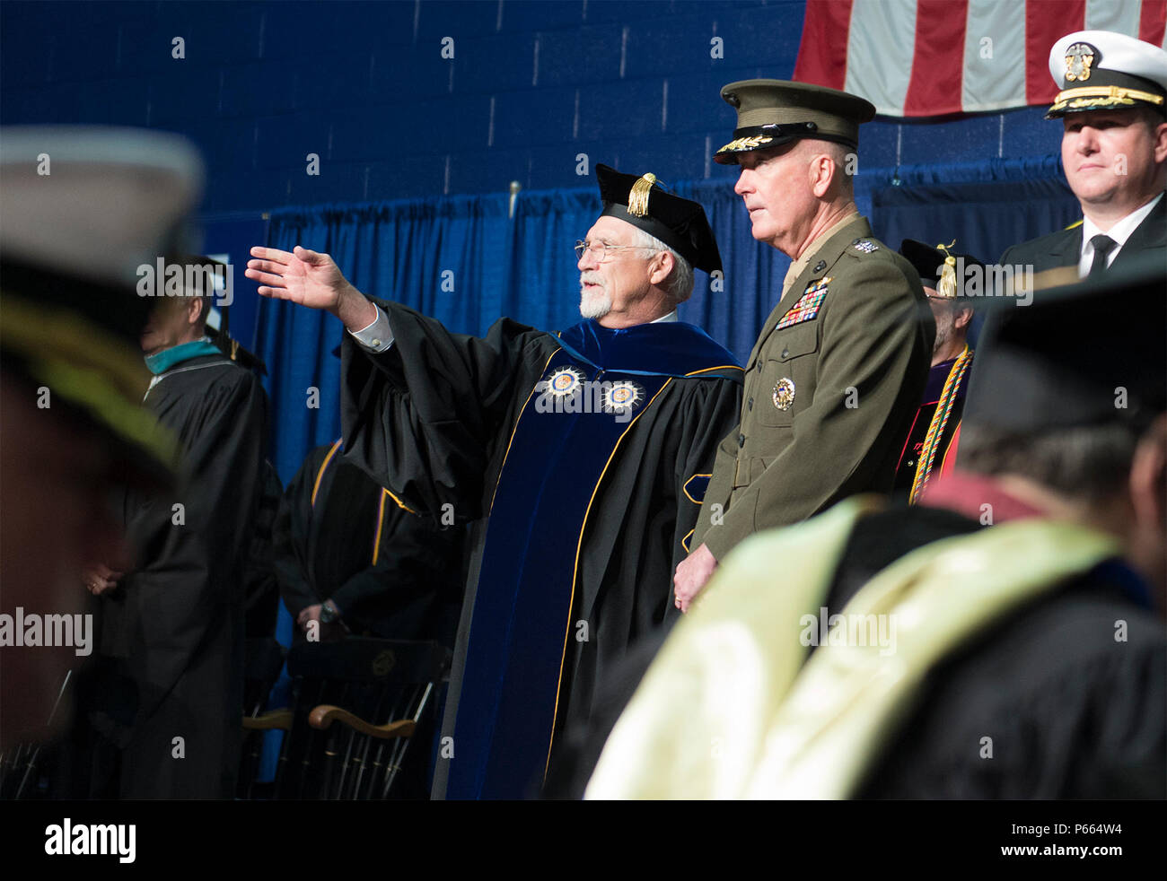 Dr. William J. Brennan, Präsident der Maine Maritime Academy, spricht mit Marine Gen. Joseph F. Dunford, Vorsitzender des Generalstabs, bevor die 2016 Maine Maritime Academy Beginn an Alexander Field House, Mai 7., 2016. DoD Foto von Marine Petty Officer 2nd class Dominique A. Pineiro Stockfoto