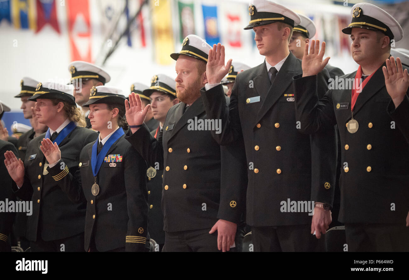 Marine Gen. Joseph F. Dunford, Vorsitzender des Generalstabs, dient als Hauptredner der 2016 Maine Maritime Academy Beginn an Alexander Field House, Mai 7., 2016. DoD Foto von Marine Petty Officer 2nd class Dominique A. Pineiro Stockfoto