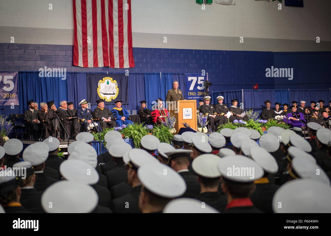 Marine Gen. Joseph F. Dunford, Vorsitzender des Generalstabs, dient als Hauptredner der 2016 Maine Maritime Academy Beginn an Alexander Field House, Mai 7., 2016. DoD Foto von Marine Petty Officer 2nd class Dominique A. Pineiro Stockfoto