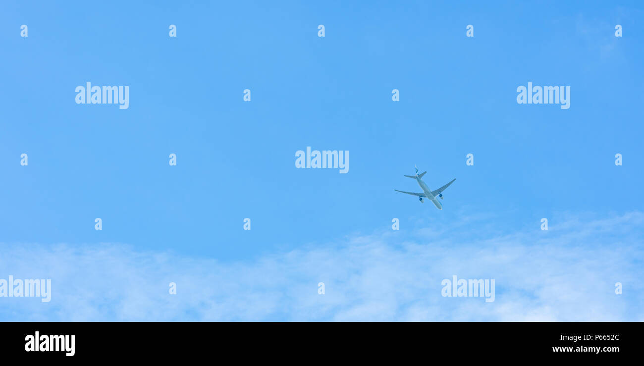 Flugzeug auf blauen Himmel und weißen Wolken. Kommerzielle Fluglinie fliegen auf blauen Himmel. Reise Flug für den Urlaub. Aviation Transport. Stockfoto