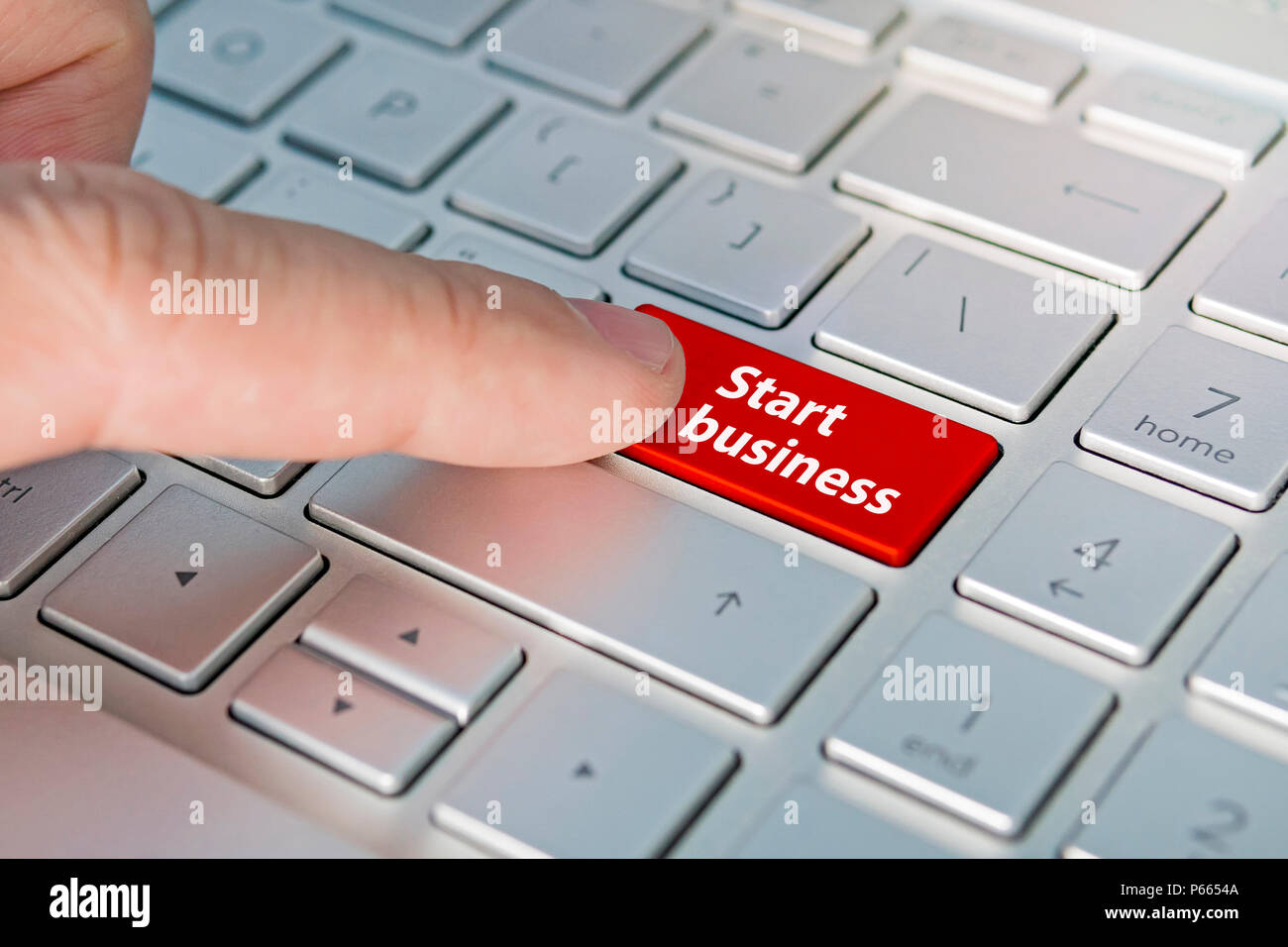 Commerce, Internet Business Start-up Start business Inschriften auf dem Grau Silber Tastatur Taste close up, rote Taste. Stockfoto