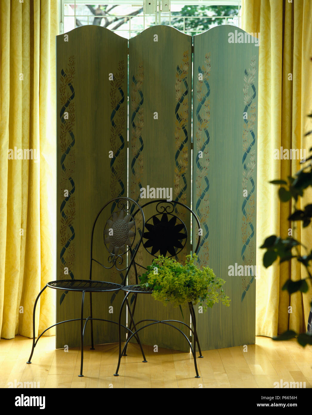 Schmiedeeiserne vereinbaren vor Stenciled und decratively lackiert Folding Screen Stockfoto