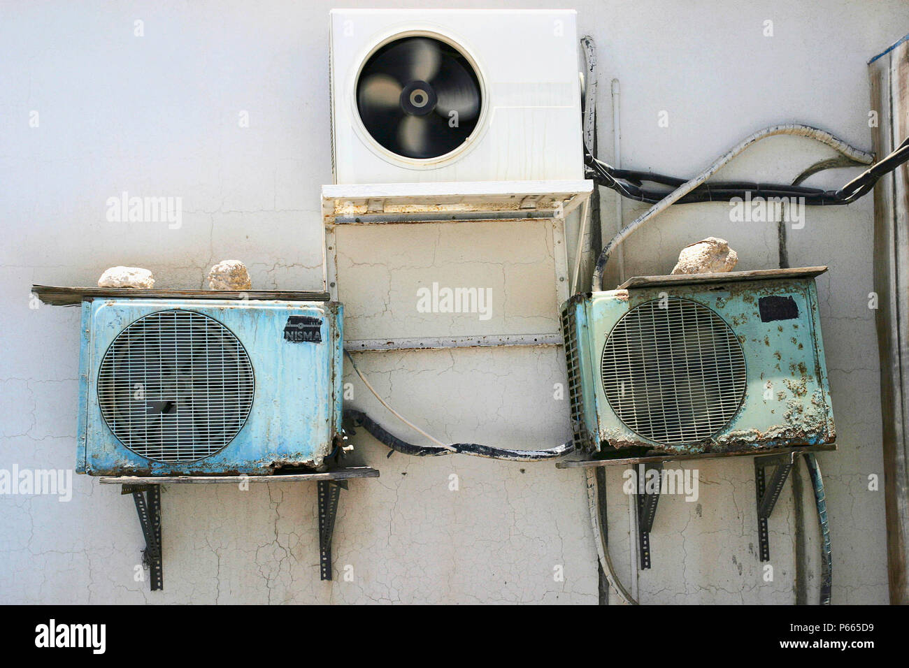Klimaanlage Einheiten auf der Seite eines Gebäudes. Stockfoto