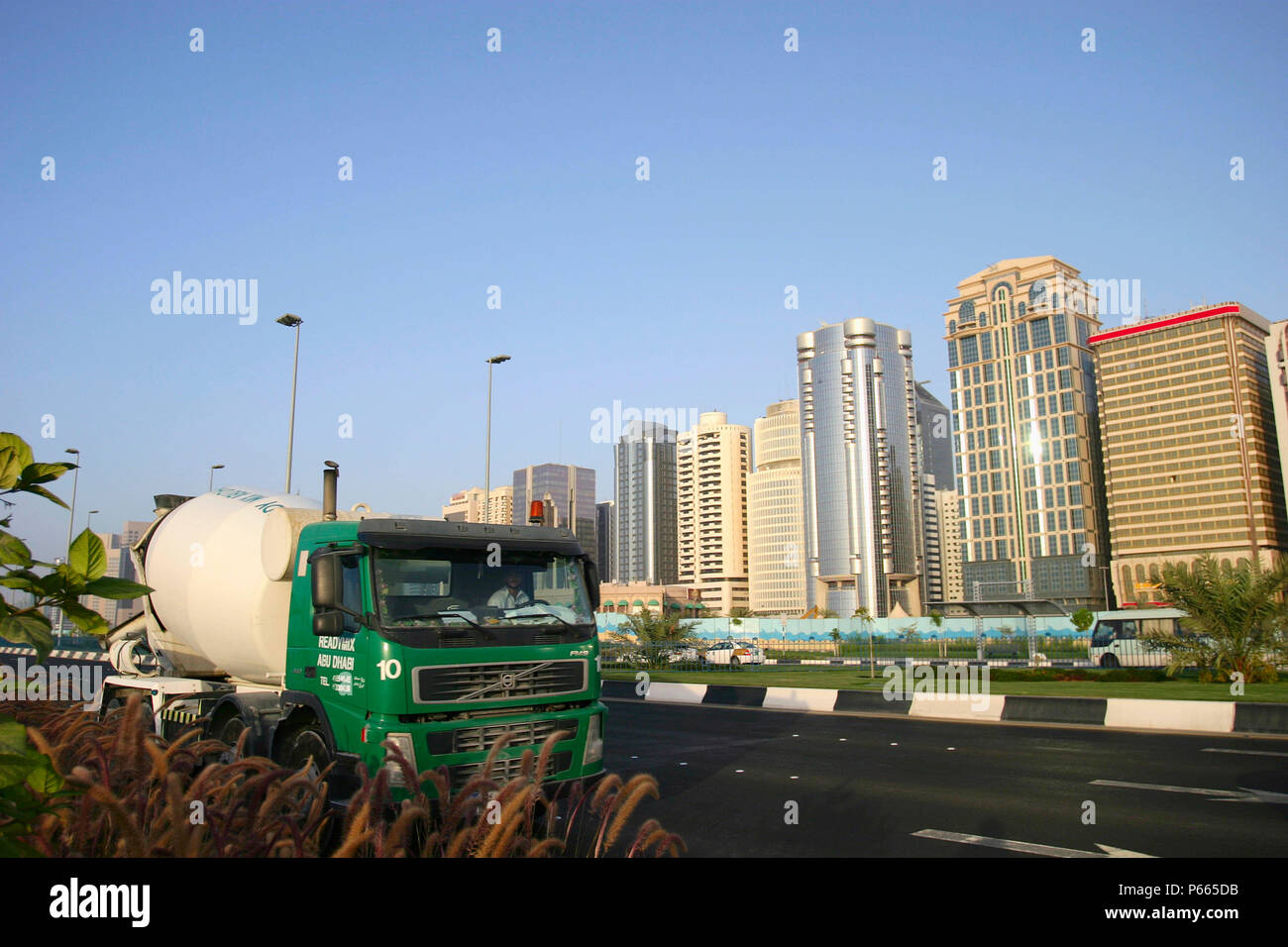 Betonmisch-LKW in der Innenstadt von Abu Dhabi Stockfoto