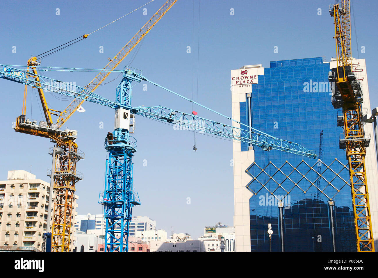 Baukräne in der Innenstadt von Abu Dhabi Stockfoto