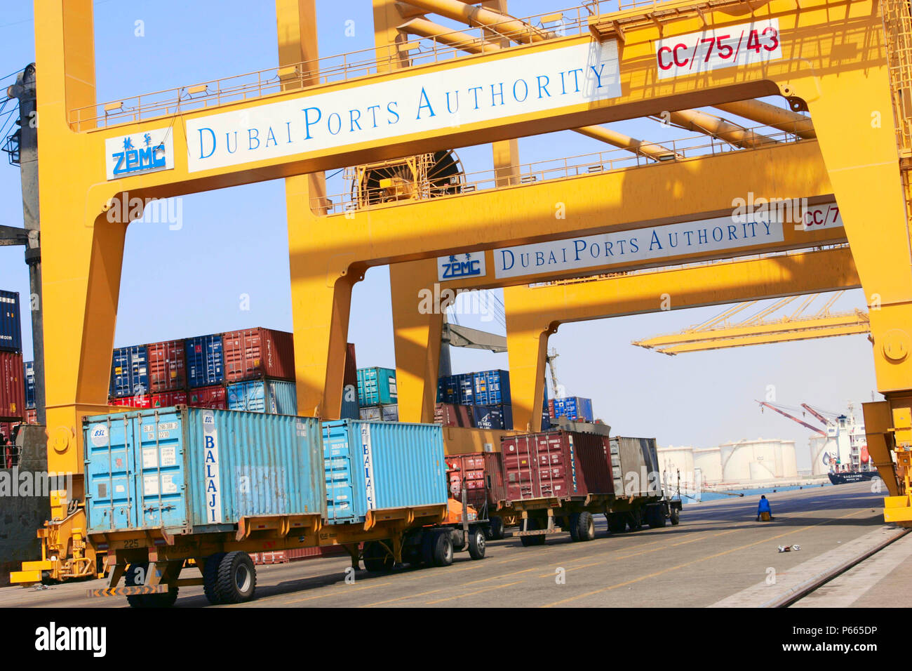 Behältnisse in Dubai Port fertig geladen werden Stockfoto