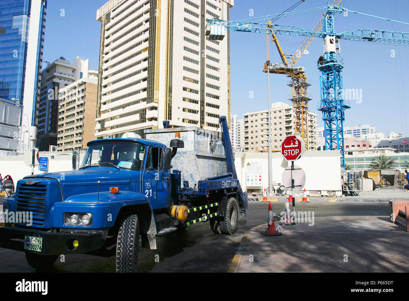 Krane und Lkw in der Innenstadt von Abu Dhabi. Stockfoto