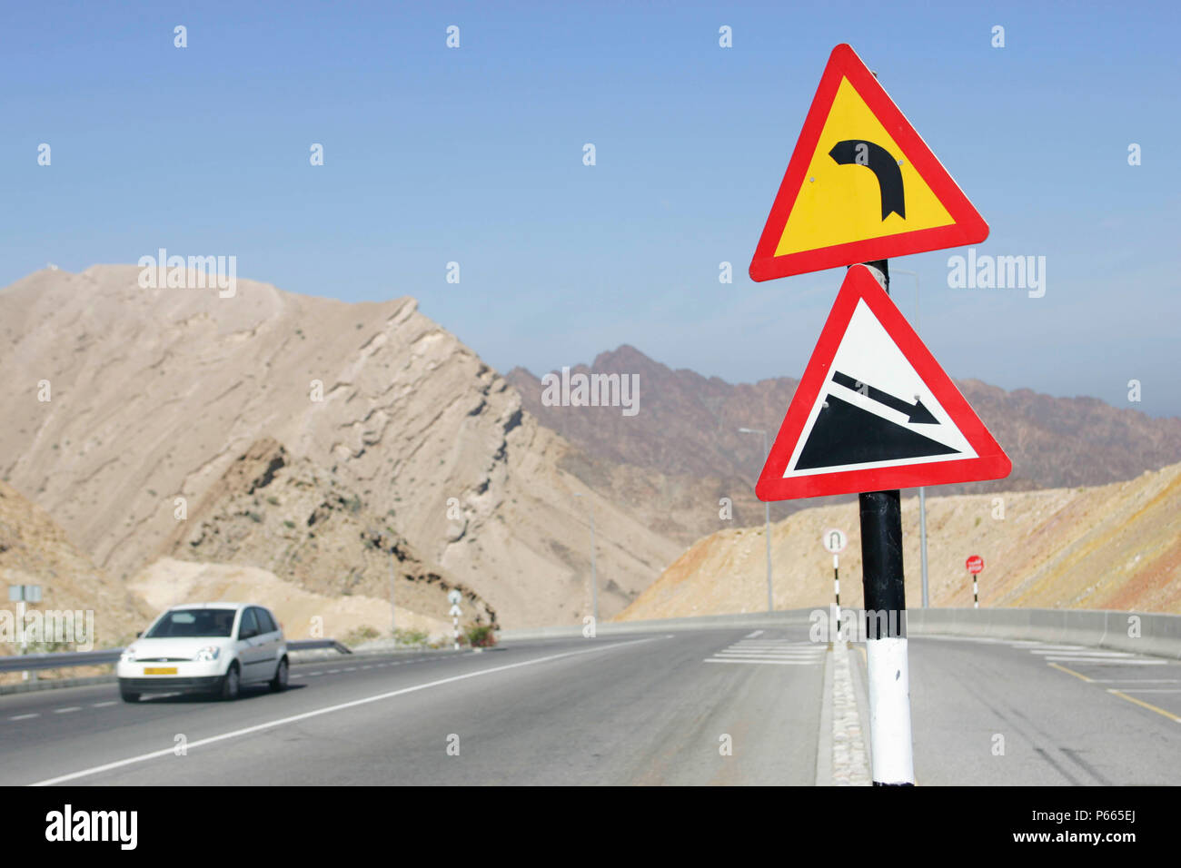 Verkehrszeichen für steile Hügel in Oman Stockfoto