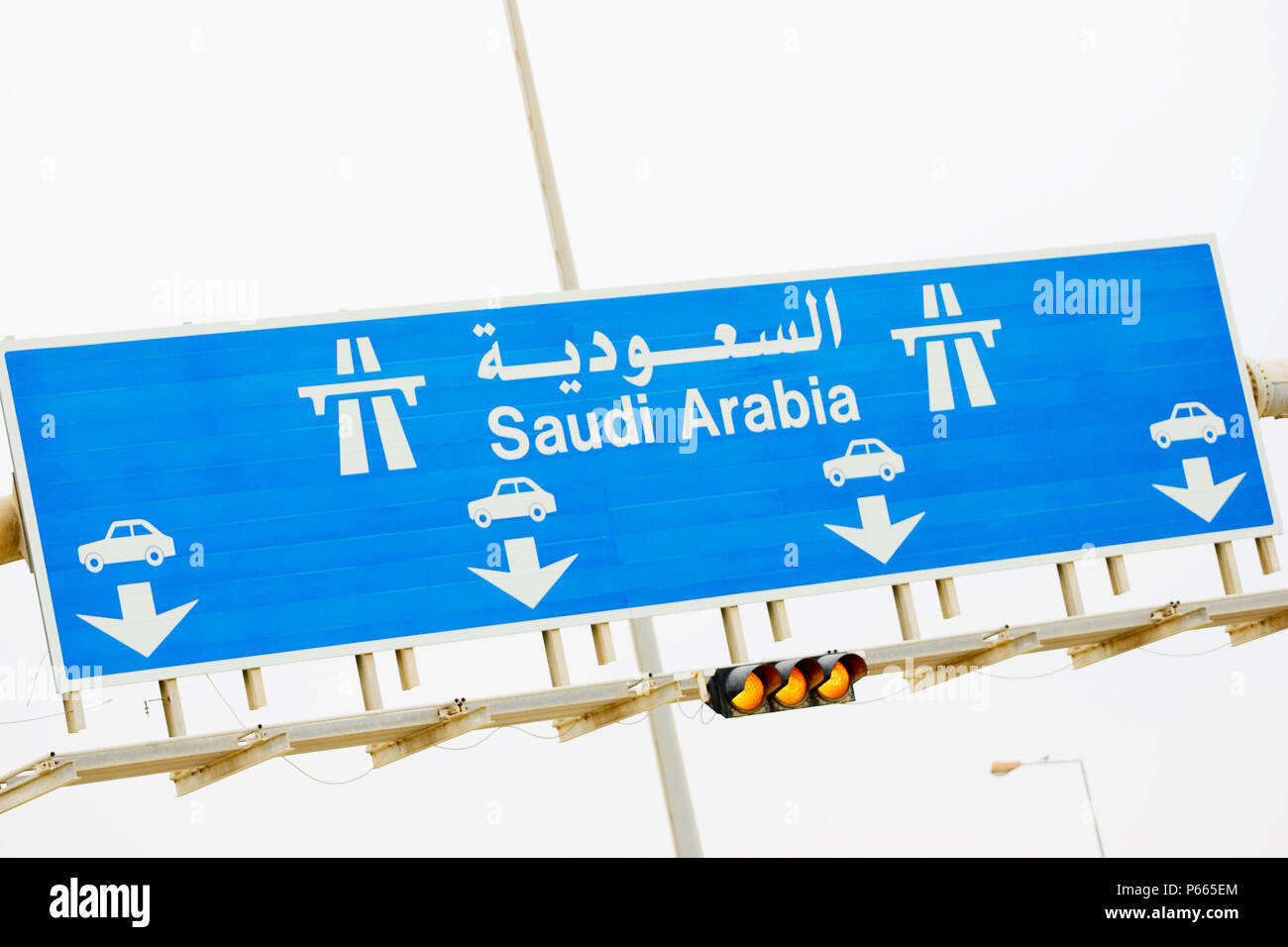 Zeichen nach Saudi Arabien auf der Autobahn von Bahrain Stockfoto
