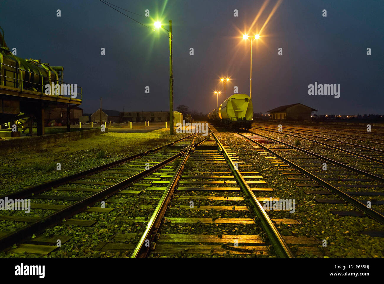 Schienen mit Güterzug neben der Zuckerfabrik, Picardie, Frankreich Stockfoto